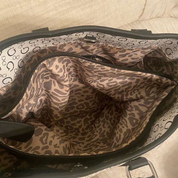 Guess purse like new !! Only used a few time . - Picture 5 of 6